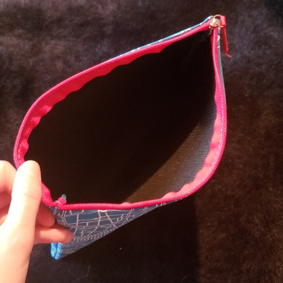 Emirates✈ amenities kit - Picture 8 of 9